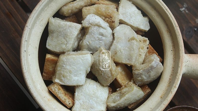 豆腐鱼腩煲,把煎好的豆腐块和鱼腩放入砂锅内,豆腐块放下面,鱼腩放上面;
