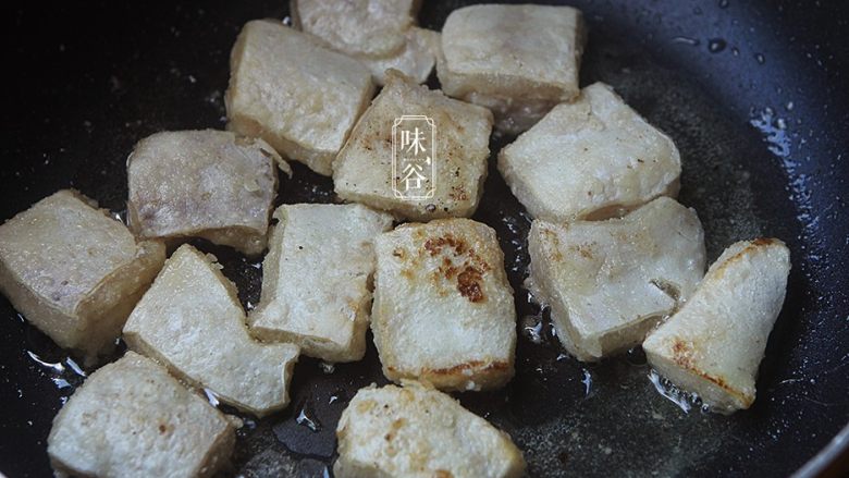 豆腐鱼腩煲,放入锅内两面都煎一下,这样焖的时候不会容易烂;