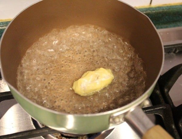 米饭圆、地瓜圆在家做出好滋味,取一小块已经揉过粉的地瓜团,放入滚水中煮一下,煮到浮起就捞出