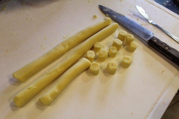 米饭圆、地瓜圆在家做出好滋味,搓成长条,再切成1cm宽小块就完成了。