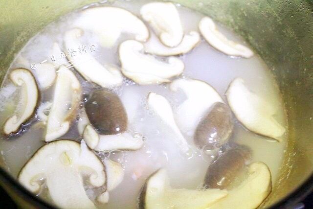 香菇白菜粥 ,再煮5分钟，放入香菇，搅拌一下。