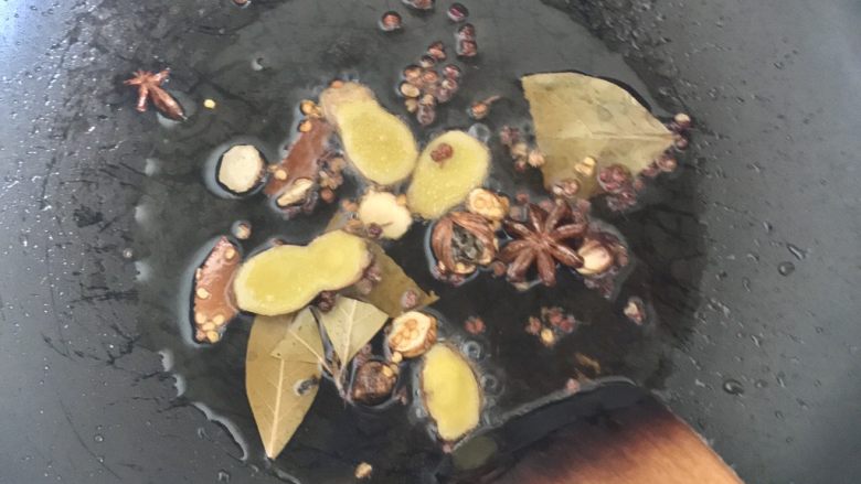 独家香辣鸡翅尖,油烧熟以后温度很高,为避免香料下锅后温度过高将香料炸糊,可以转小火或关火,然后把香料、<a style='color:red;display:inline-block;' href='/shicai/ 2800'>生姜</a>、冰糖放入锅中煸炒出香味