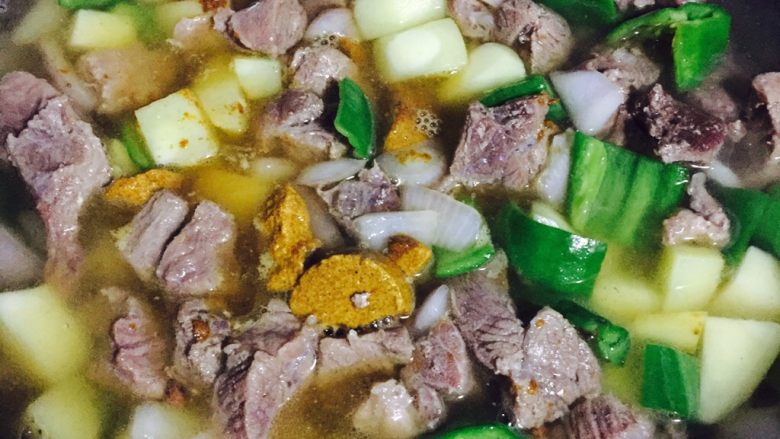 异域风情菜—咖喱土豆牛肉煲,加适量清水,水量没过食材多一些即可,水太多,整体口味会变淡,控制好水量