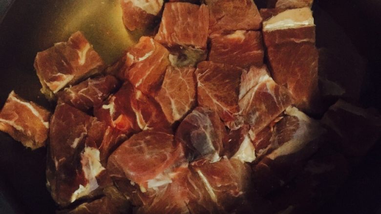 异域风情菜—咖喱土豆牛肉煲,将牛肉块解冻,冷水下锅焯去浮沫
