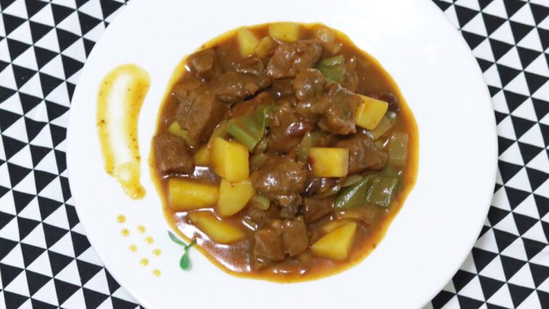 异域风情菜—咖喱土豆牛肉煲,盛出,尽情享用吧!