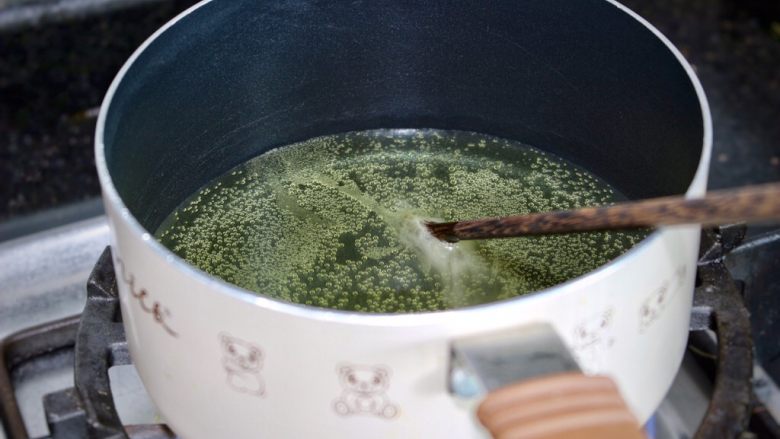 茄汁排骨烧虎皮蛋,另起一锅,倒入油,用筷子测试油温(筷子周围冒泡,油温即可)