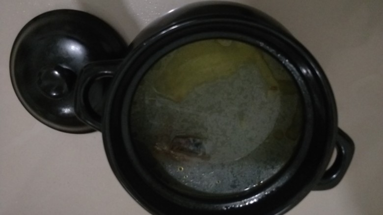 自制钵钵鸡,棒子骨,鸡肉先煮一道水,然后清洗干净,用砂锅熬鸡汤
