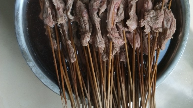 自制钵钵鸡,把肉类也烫熟,过冰水