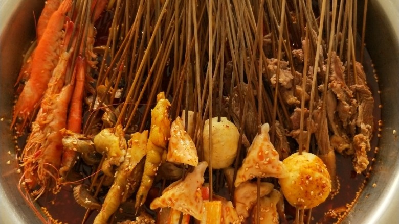 自制钵钵鸡,把所有配菜都浸泡在汤汁里,过几个小时入味了就可以吃啦!