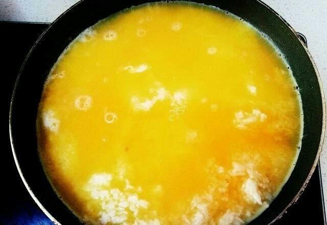 鸡蛋饭,等米饭熟了之后,加入鸡蛋液,均匀倒在米饭上