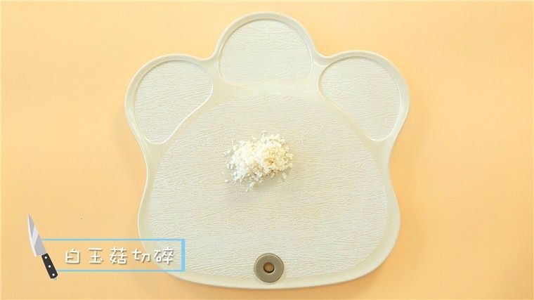 鲜美又解暑的靓汤,你给宝宝准备了么?,<a style='color:red;display:inline-block;' href='/shicai/ 268'>白玉菇</a>切碎
ps菌菇不好消化,妈妈们处理的时候一定要切得碎碎的