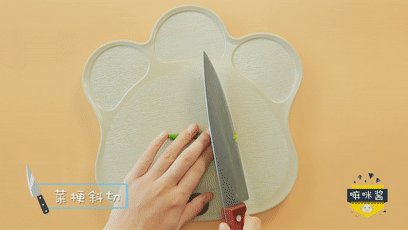 鲜美又解暑的靓汤,你给宝宝准备了么?,菠菜梗用刀斜切,这样能更好的切碎菠菜中的粗纤维,宝宝更易消化