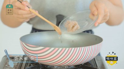 鲜美又解暑的靓汤,你给宝宝准备了么?,用勺子一点点滑入虾滑,虾滑的大小可以随着宝宝的咀嚼能力调整
