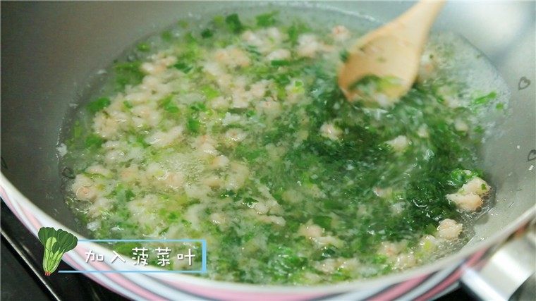 鲜美又解暑的靓汤,你给宝宝准备了么?,加入菠菜叶,煮3分钟后盛出,一道夏日解暑的鲜虾汤就完成啦~