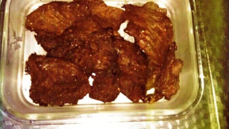 五香牛肉干,牛肉泡去血水,看个人牙齿和喜好。大块能省事,无论切还是烤,就是牙口要好。