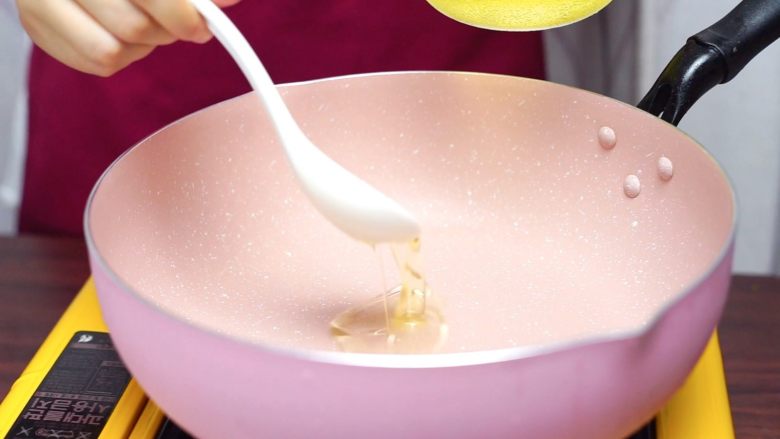 砂锅蒜香焖鮰鱼,取锅烧热,加入食用油