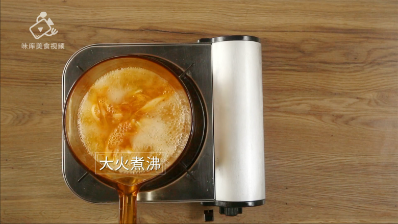 酸辣过瘾的酸牛肉，再热也不能错过的民间小,大火煮沸