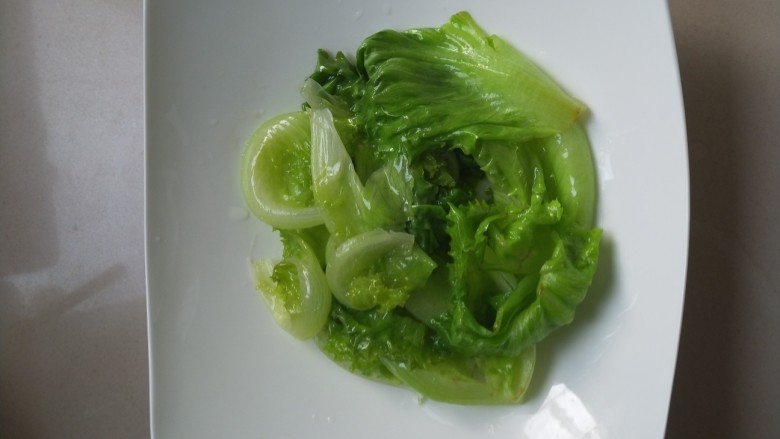 生菜遇到秋葵,<a style='color:red;display:inline-block;' href='/shicai/ 121'>生菜</a>烫一下放在盘底