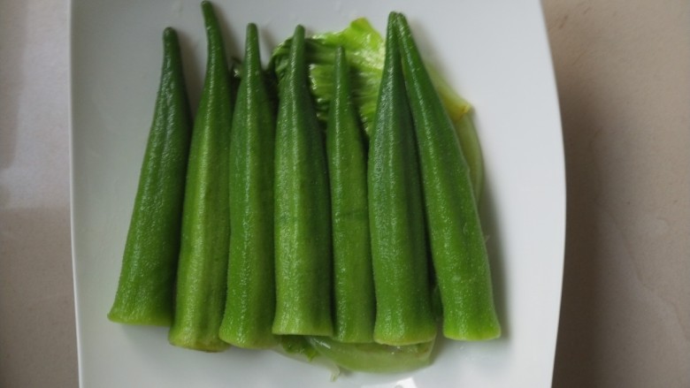 生菜遇到秋葵,秋葵全深绿就熟了，铺在生菜上面