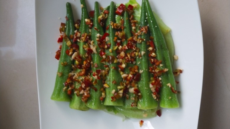 生菜遇到秋葵,撒上辣椒碎，倒生抽，盐，鸡精