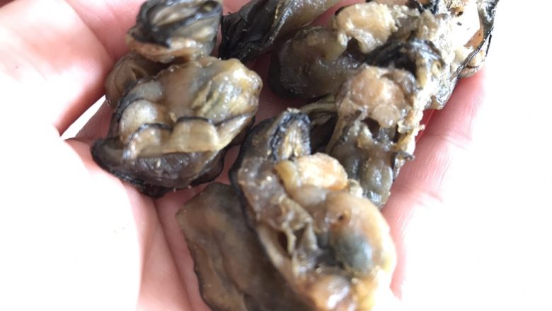 今晚靓汤~蚝仕排骨苦瓜汤,蚝仕洗干净备用