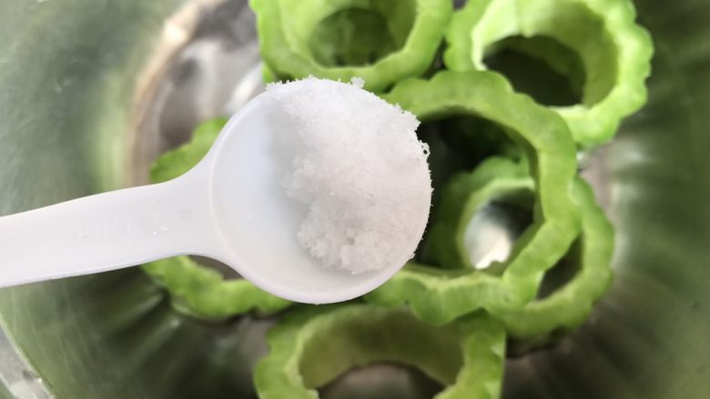 今晚靓汤~蚝仕排骨苦瓜汤,加点盐,搓搓出一些苦瓜汁,为了孩子更好入口!因为这样可以去除少部份苦涩味的