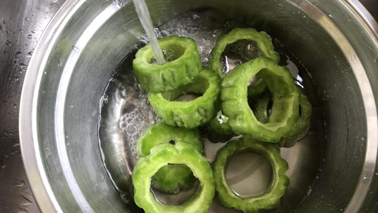 今晚靓汤~蚝仕排骨苦瓜汤,搓了盐后清水再冲洗一去掉咸味