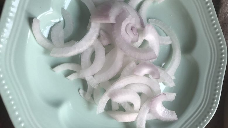 爆炒花甲,准备半个<a style='color:red;display:inline-block;' href='/shicai/ 29'>洋葱</a>,切段