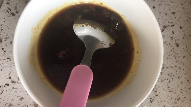 爆炒花甲,调汁,一勺半辣椒酱,一勺黄豆酱,两勺料酒,一勺生抽,一勺耗油,半勺糖,半勺盐。