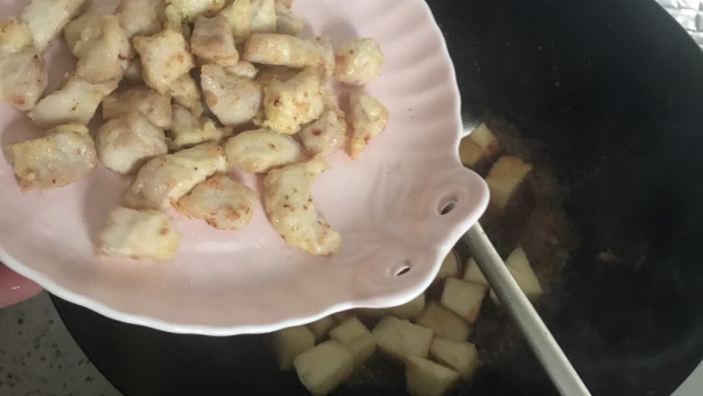 菠萝咕咾肉,下入肉
