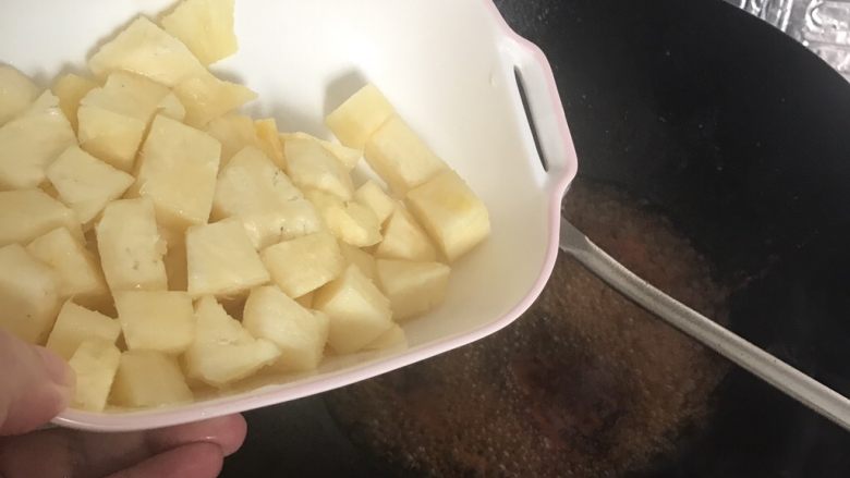 菠萝咕咾肉,等糖醋汁变成大水泡，下入菠萝