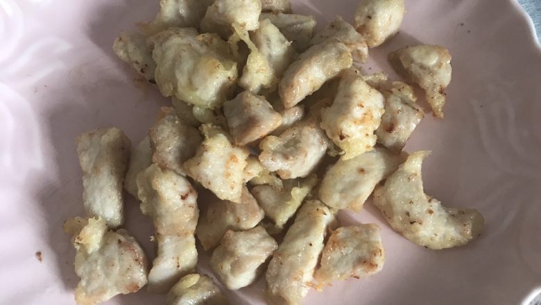 菠萝咕咾肉,待肉表面泛黄后，沥干油添出来备用