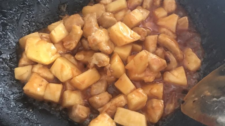 菠萝咕咾肉,翻炒，均匀挂上糖醋汁，出锅即可