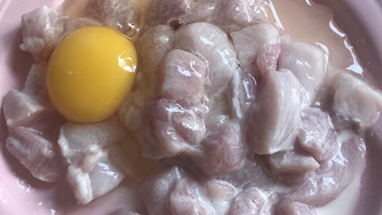 菠萝咕咾肉,加入一个鸡蛋