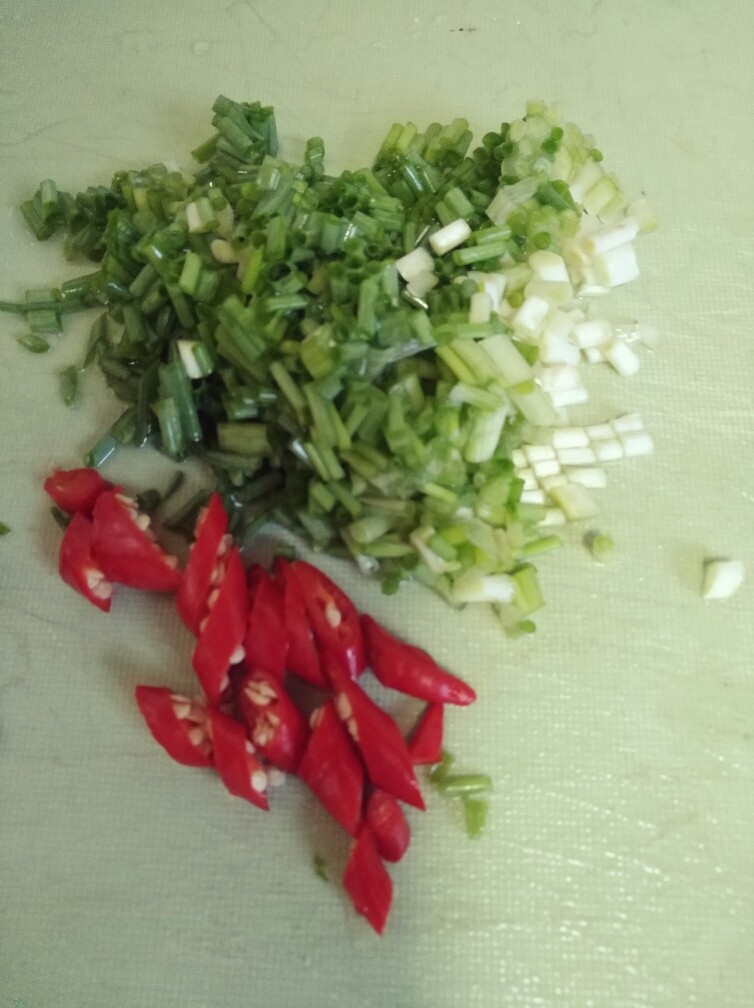 香辣凉拌金针菇,小葱,小米辣切碎备用