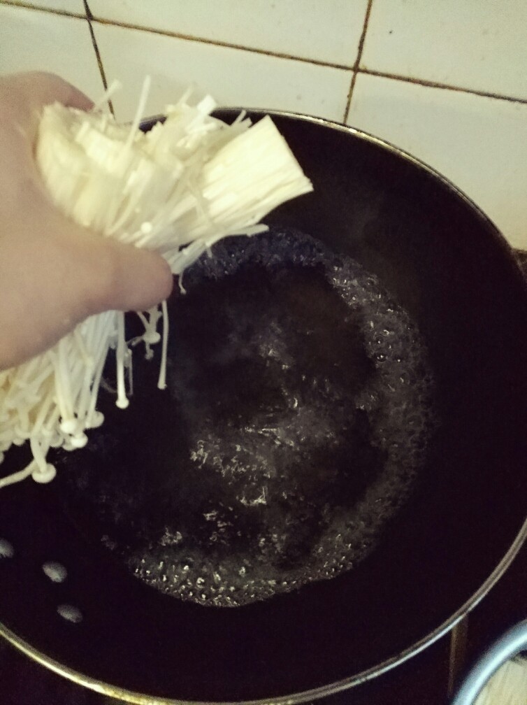 香辣凉拌金针菇,烧一锅开水,水开后放入金针菇