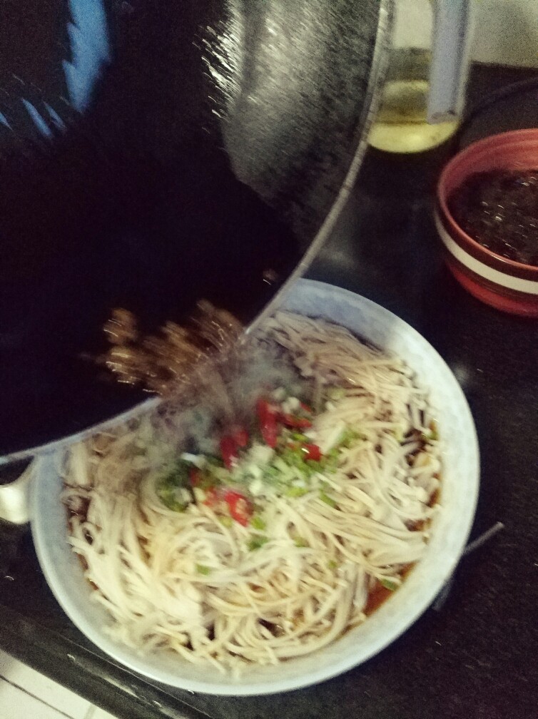 香辣凉拌金针菇,花椒出香味后应该捞出弃去不用(我忘捞了
),热油直接淋在小葱和小米辣上