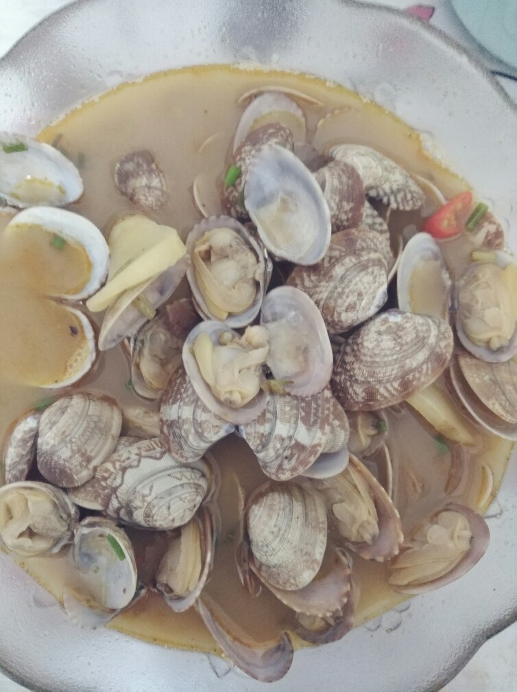 香辣爆炒花甲,汤沸腾后即可出锅啦,装盘食用,享受美味