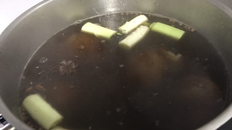 卤牛腱子,等大火开了锅以后加入牛肉,然后转中小火炖1~2小时(看牛肉的大小)