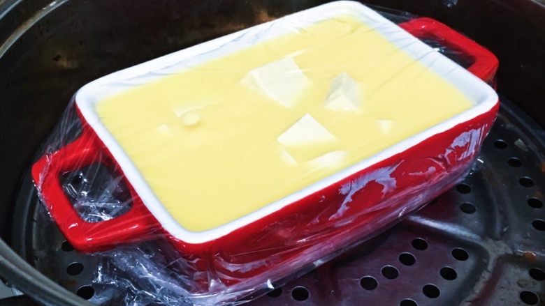 鲜虾豆腐蒸水蛋,冷水中火上锅蒸8-15分钟(我的碗壁较厚所以我蒸了15分钟)切记不需要开大火 不然容易扑锅不说鸡蛋糕一下子就老了
