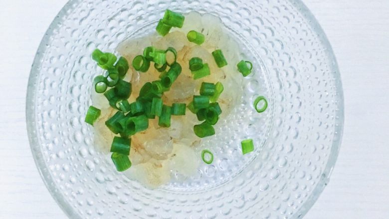 鲜虾豆腐蒸水蛋,把虾和香葱切成小末备用(大人食用的话就直接一整只 葱最后撒 宝宝食用的话就一起上锅蒸熟啦)