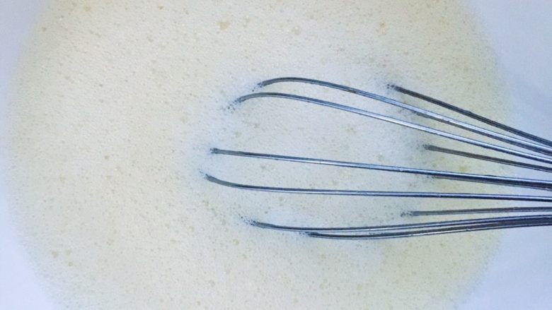 鲜虾豆腐蒸水蛋,开始抽打鸡蛋 俗话说“蛋打一百下”这样豆腐才会嫩 所以有力气的可以试试哦 会有很多细腻的泡沫