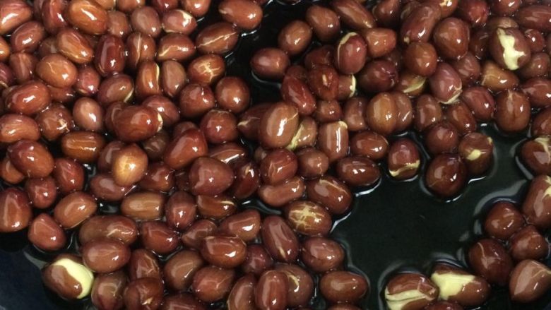 醋味脆花生米,直到好多花生噼啪作响。如果担心没熟,可以尝一下,没有生味就好了。
