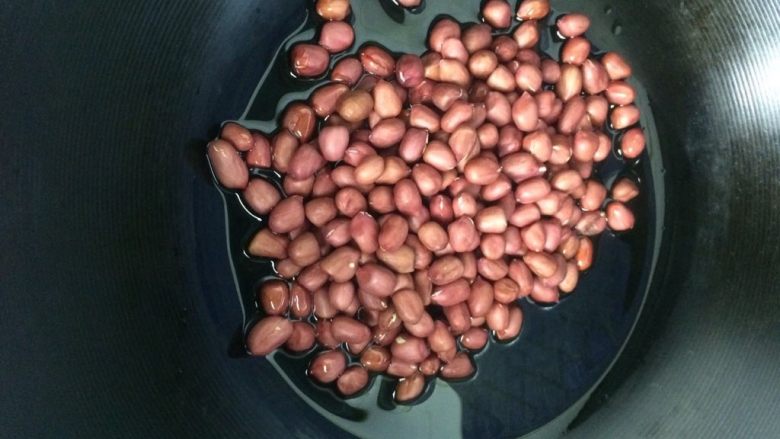 醋味脆花生米,冷锅,倒入和平时炒菜差不多的油,倒入花生米,开小火。