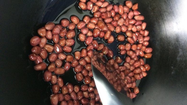 醋味脆花生米,一直用小火,慢慢翻炒。
