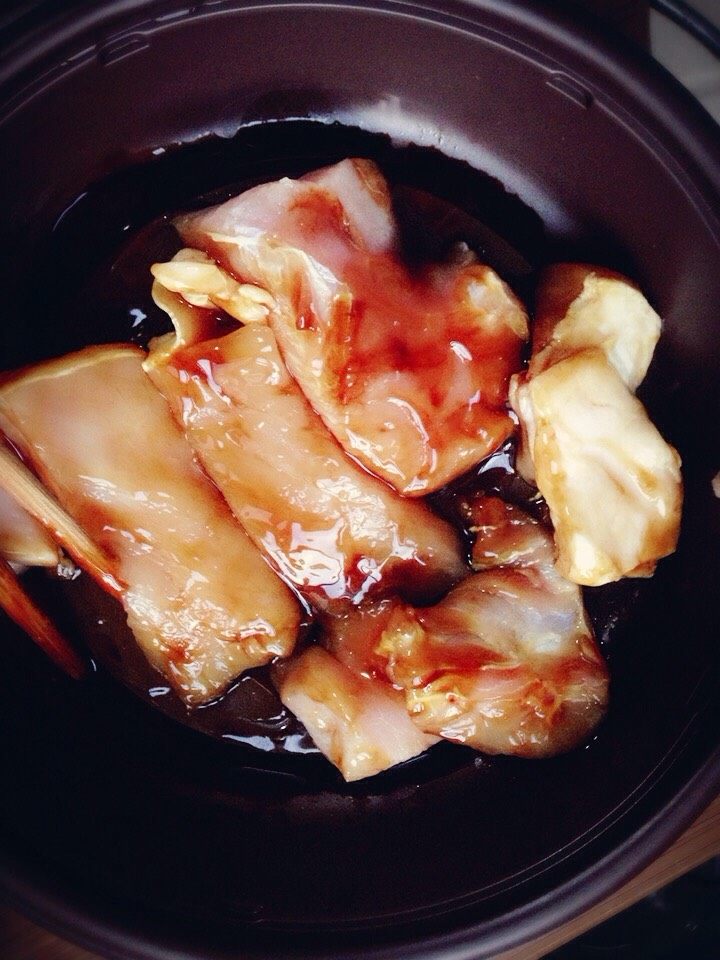 内涵多多的手抓饼,<a style='color:red;display:inline-block;' href='/shicai/ 4430'>里脊肉</a>切片或者小块,用蚝油,酱油,甜面酱腌制半小时