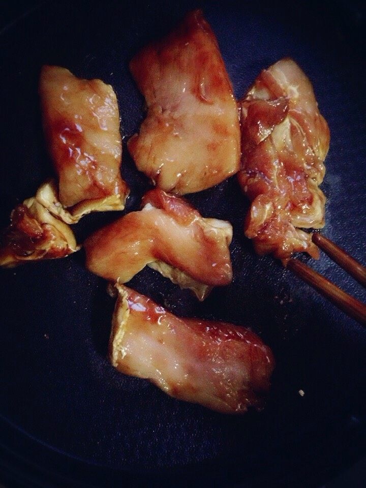 内涵多多的手抓饼,开始煎肉,把剩下的酱汁一起倒入,为了不粘锅,最后放一小碗清水,随时翻面煎至肉熟为止。