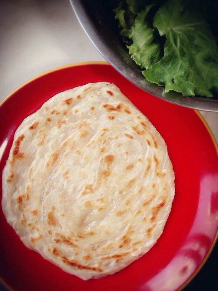 内涵多多的手抓饼,手抓饼平底锅煎好,取出待用。