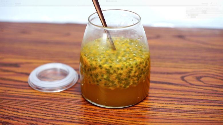 夏日沫沫系列—百香果金桔柠檬水,做好的百香果蜜放冰箱冷藏，随时可以取用