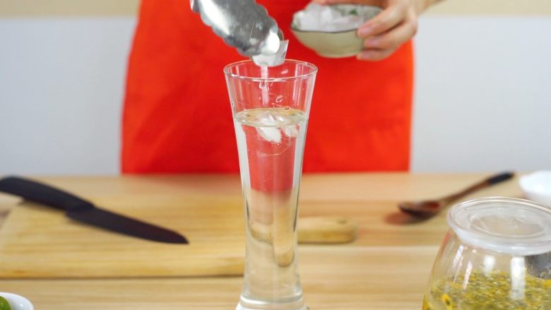 夏日沫沫系列—百香果金桔柠檬水,加入冰块，喝的时候更清爽哟